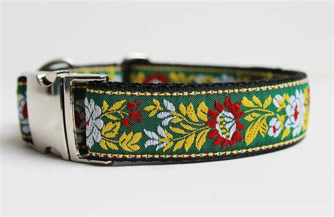 Detailný pohľad na obojok s indiánskym vzorom