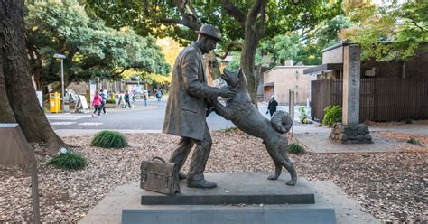 Hačikó čaká na stanici