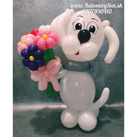 Pes s kyticou kvetov