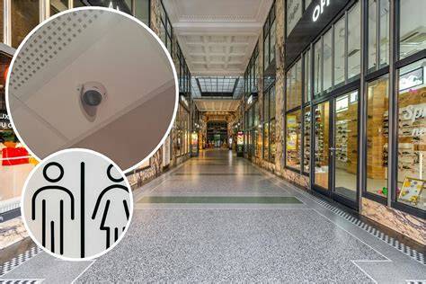 Obrázok znázorňujúci umiestnenie kamery nad pisoármi na verejných toaletách v obchodnom centre
