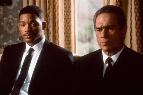 Will Smith a Tommy Lee Jones v ikonických čiernych oblekoch
