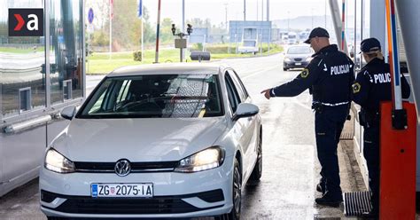 Ilustračná fotografia policajného auta a dopravnej policajnej hliadky