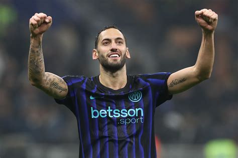 futbalista Hakan Calhanoglu pri zahrávaní priameho kopu