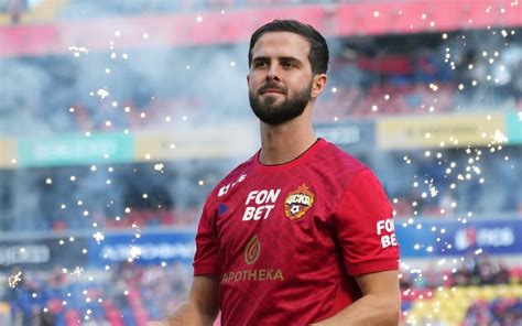 futbalista Miralem Pjanić pri zahrávaní priameho kopu