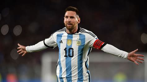 futbalista Lionel Messi pri zahrávaní priameho kopu