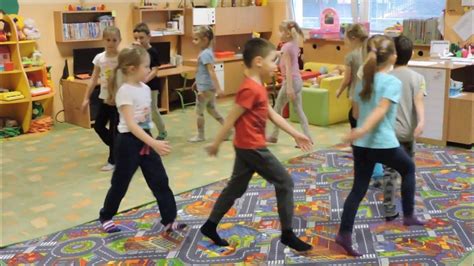 Koláž obrázkov znázorňujúcich rôzne aktivity s pesničkami: tanec, spievanie, počúvanie