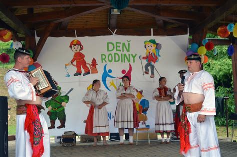 Andalúzsky potkaniarik hrajúci sa