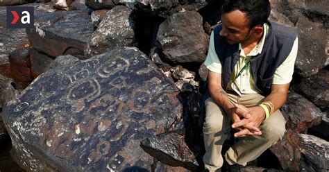 Staroveké skalné rytiny psov podobných stredoázijskému ovčiakovi