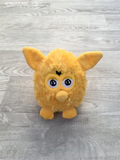 Plyšový Furby v rôznych interakciách