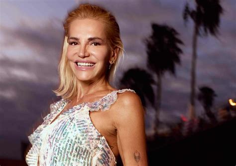 Dara Rolins v plavkách s veľkonočnou maskou