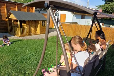 Ilustrácia ženy s deťmi v skromnom byte