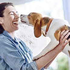 Žena hladkajúca psa