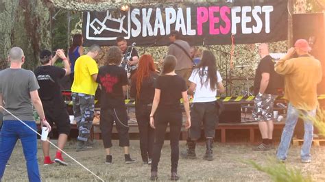 Účastníci festivalu Skapal pes fest pri práci