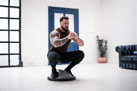 Šteňa cvičiace na balančnej podložke