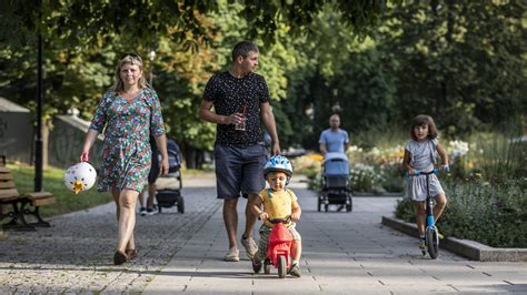 Rodina s bíglom v parku.