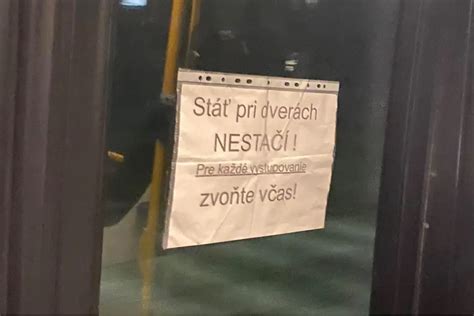 Pes naznačujúci potrebu (napr. pri dverách)