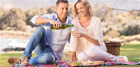 Obrázok psa, ktorý sa zaujíma o myš v tráve