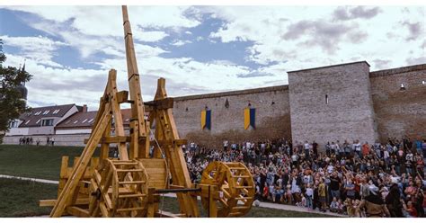 Replika stredovekého trebuchetu pri Trenčianskom hrade