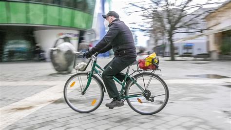 Pes s postrojom pri jazde na bicykli