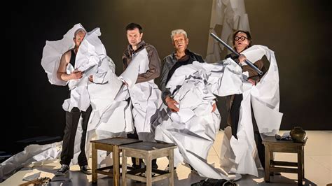 Cyklista a pes na lesnej ceste