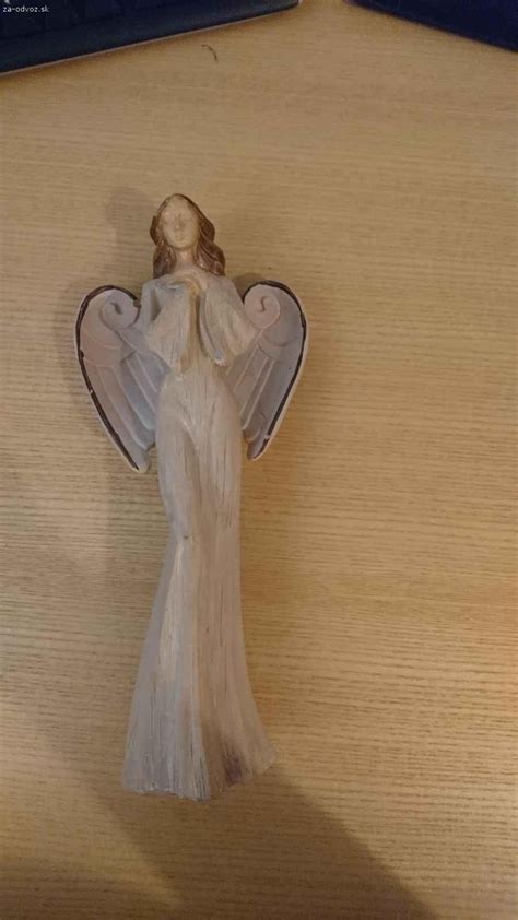 drevená soška anjela