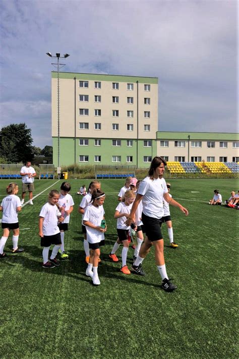 Dieťa a pes hrajúce sa spolu pod dohľadom