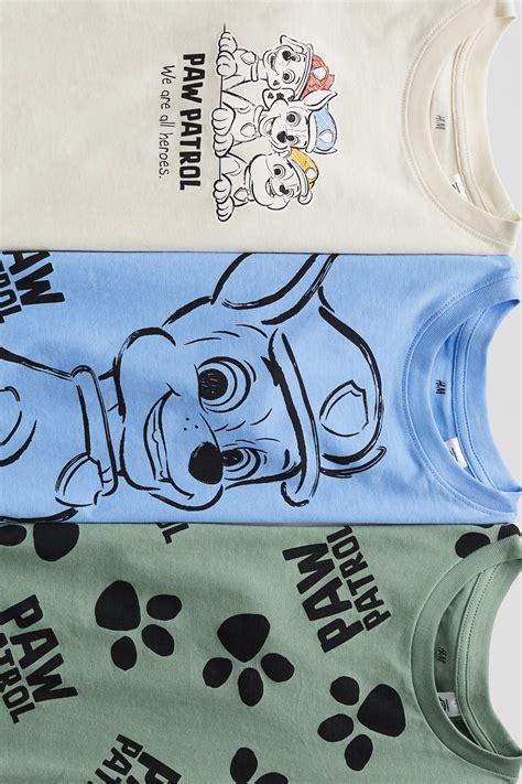 Rôzne farebné varianty tričiek s potlačou argentínskej dogy