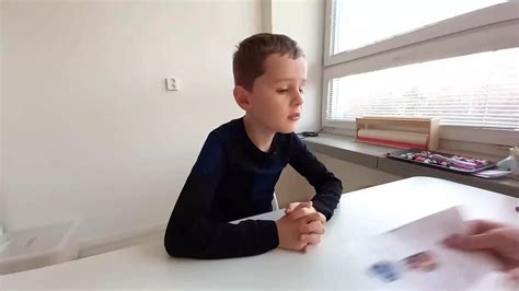 Ilustrácia dieťaťa s autizmom a psa