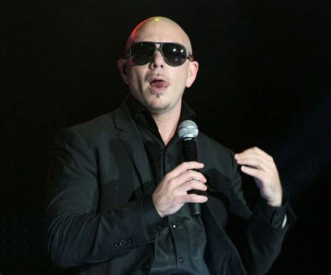 Pitbull na pódiu počas koncertu