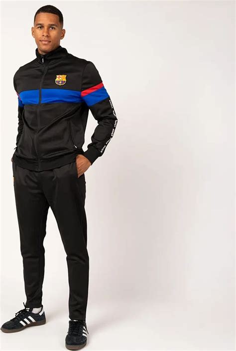 Detail materiálu a strihu pánskej teplákovej súpravy