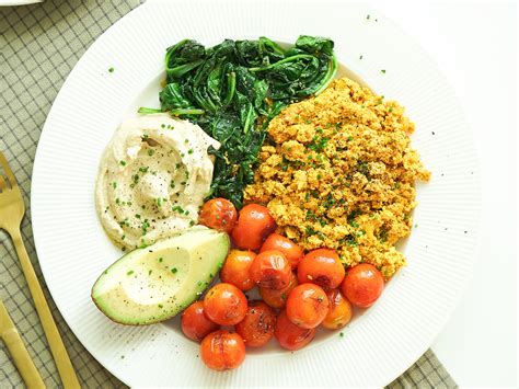 Pes s prosíkom pozerá na tanier s jedlom