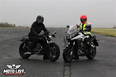 Fotografia cyklistov bojujúcich v daždi na MS v Yorkshire