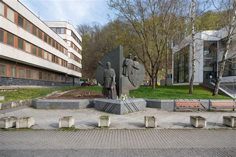 Ilustrácia znázorňujúca stret rôznych kultúr a náboženstiev vo verejnom priestore