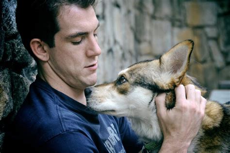 Pes utešuje smutného človeka