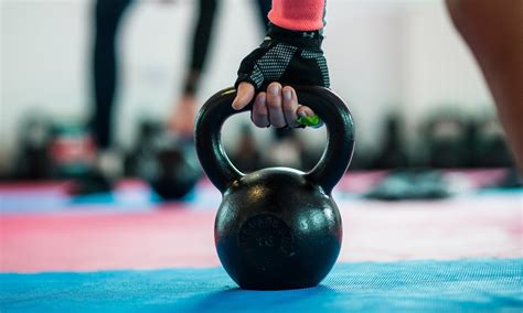 Osoba cvičiaca s kettlebellom