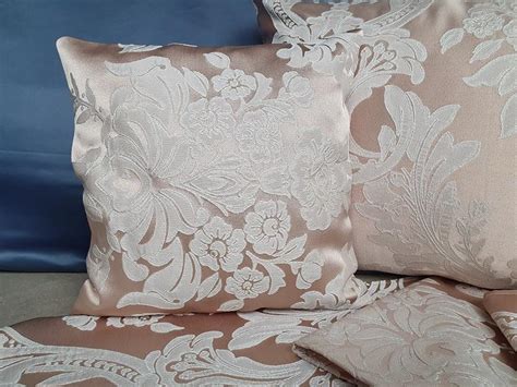 Kolekcia rôznych dekoračných vankúšov s motívmi psov