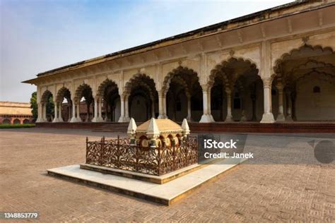 Portrét pastora Johna Russella.