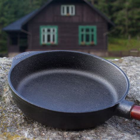 Liatinová panvica pripravená na varenie