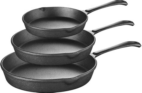 Ukážka rôznych liatinových panvíc