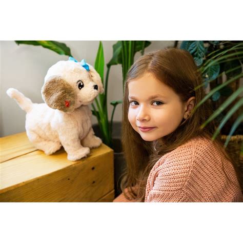 Interaktívny psík Zuppies hrajúci sa s dieťaťom