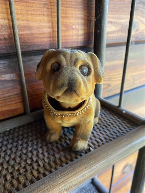 Retro pes s kývajúcou hlavou umiestnený na palubnej doske auta