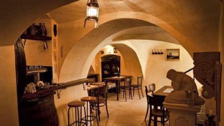 Pes na terase reštaurácie