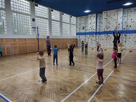 Majiteľ cvičí nemeckého pinča