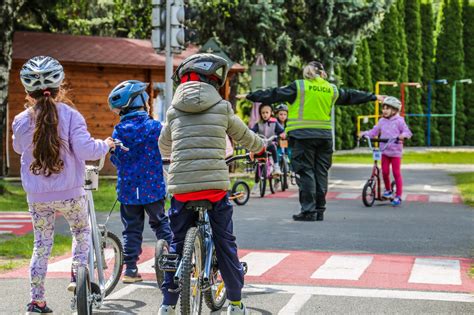 Ilustrácia psa a dieťaťa ako sa bezpečne hrajú