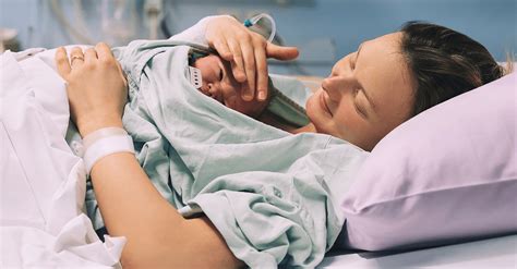 Ilustrácia ženskej maternice po pôrode s označením procesu zavinovania