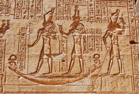 Staroveké egyptské reliéfy s vyobrazením podobným doge
