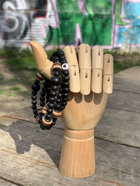 Detail interaktívneho psíka Bobíka, ukazujúci jeho veľkosť a textúru