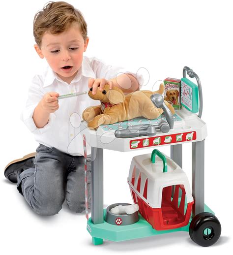 Deti hrajúce sa s interaktívnym plyšovým psíkom Bobíkom