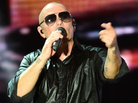 Fotografia Pitbulla na pódiu počas koncertu