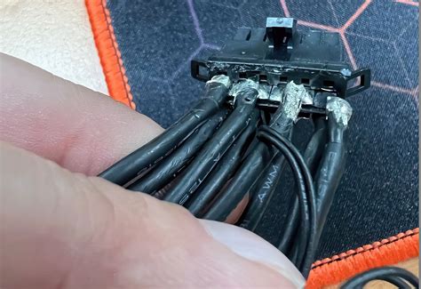 Detailné zobrazenie krútených párov vo vnútri ethernetového kábla